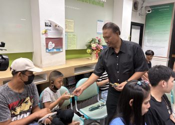 ปทุมธานี พสกนิกรร่วมช่วยกันจัดทำเข็มกลัดไว้ทุกข์ติดเสื้อแจก เพื่อแสดงความไว้อาลัยสมเด็จพระนางเจ้าสิริกิติ์ พระบรมราชินีนาถ พระบรมราชชนนีพันปีหลวง 18 ปทุมธานี พสกนิกรร่วมช่วยกันจัดทำเข็มกลัดไว้ทุกข์ติดเสื้อแจก เพื่อแสดงความไว้อาลัยสมเด็จพระนางเจ้าสิริกิติ์ พระบรมราชินีนาถ พระบรมราชชนนีพันปีหลวง