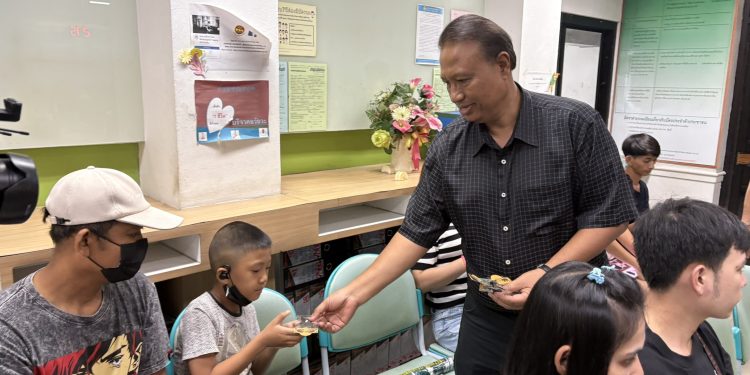 ปทุมธานี พสกนิกรร่วมช่วยกันจัดทำเข็มกลัดไว้ทุกข์ติดเสื้อแจก เพื่อแสดงความไว้อาลัยสมเด็จพระนางเจ้าสิริกิติ์ พระบรมราชินีนาถ พระบรมราชชนนีพันปีหลวง