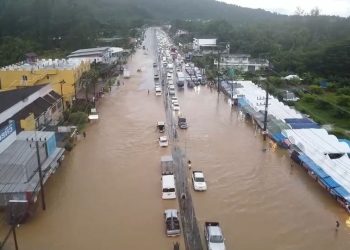 พังงา สมาชิกสภาผู้แทนราษฎรจังหวัดพังงา เขต 2 นัดหน่วยงานที่เกี่ยวข้องแก้ปัญหาน้ำท่วมเมืองท่องเที่ยวเจอเจ้าของที่ใจบุญอุทิศที่ทำท่อระบายน้ำแก้ปัญหาน้ำท่วมเมืองท่องเที่ยวย่านเขาหลัก 17 พังงา สมาชิกสภาผู้แทนราษฎรจังหวัดพังงา เขต 2 นัดหน่วยงานที่เกี่ยวข้องแก้ปัญหาน้ำท่วมเมืองท่องเที่ยวเจอเจ้าของที่ใจบุญอุทิศที่ทำท่อระบายน้ำแก้ปัญหาน้ำท่วมเมืองท่องเที่ยวย่านเขาหลัก