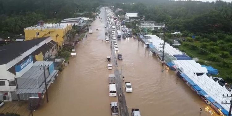 พังงา สมาชิกสภาผู้แทนราษฎรจังหวัดพังงา เขต 2 นัดหน่วยงานที่เกี่ยวข้องแก้ปัญหาน้ำท่วมเมืองท่องเที่ยวเจอเจ้าของที่ใจบุญอุทิศที่ทำท่อระบายน้ำแก้ปัญหาน้ำท่วมเมืองท่องเที่ยวย่านเขาหลัก