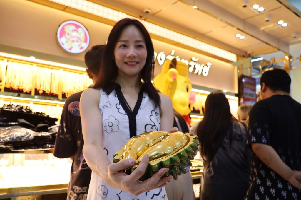 สาวเจ้าของห้างทองอยุธยามอบเสื้อดำ-ริบบิ้นฟรี ร่วมไว้อาลัย “พระพันปีหลวง”สำนึกในพระมหากรุณาธิคุณ 13 Talknews Online