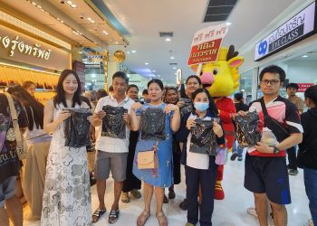 สาวเจ้าของห้างทองอยุธยามอบเสื้อดำ-ริบบิ้นฟรี ร่วมไว้อาลัย “พระพันปีหลวง”สำนึกในพระมหากรุณาธิคุณ 15 สาวเจ้าของห้างทองอยุธยามอบเสื้อดำ-ริบบิ้นฟรี ร่วมไว้อาลัย “พระพันปีหลวง”สำนึกในพระมหากรุณาธิคุณ