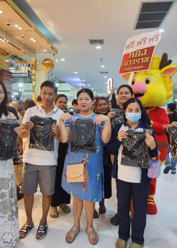 สาวเจ้าของห้างทองอยุธยามอบเสื้อดำ-ริบบิ้นฟรี ร่วมไว้อาลัย “พระพันปีหลวง”สำนึกในพระมหากรุณาธิคุณ