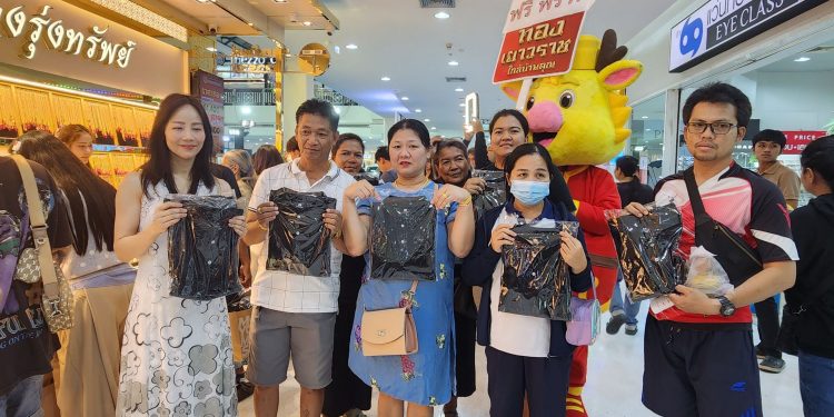 สาวเจ้าของห้างทองอยุธยามอบเสื้อดำ-ริบบิ้นฟรี ร่วมไว้อาลัย “พระพันปีหลวง”สำนึกในพระมหากรุณาธิคุณ