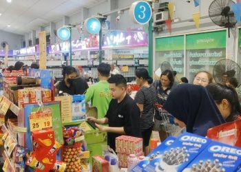 นครนายก - คึกคักบัตรประชารัฐวันแรกแน่นถนัดตา รถเข็นไม่พอลูกค้า 33 นครนายก – คึกคักบัตรประชารัฐวันแรกแน่นถนัดตา รถเข็นไม่พอลูกค้า