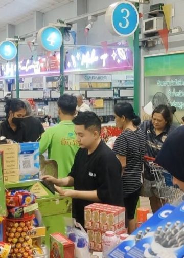 นครนายก – คึกคักบัตรประชารัฐวันแรกแน่นถนัดตา รถเข็นไม่พอลูกค้า