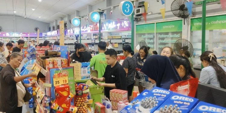 นครนายก – คึกคักบัตรประชารัฐวันแรกแน่นถนัดตา รถเข็นไม่พอลูกค้า