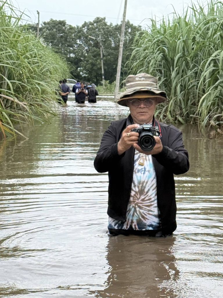 กาญจนบุรี - อำเภอบ่อพลอยอ่วมเจอสภาพอากาศแปรวนทำฝนตกหนักน้ำป่าไหลท่วม 2 ตำบล 6 หมู่บ้าน 13 Talknews Online