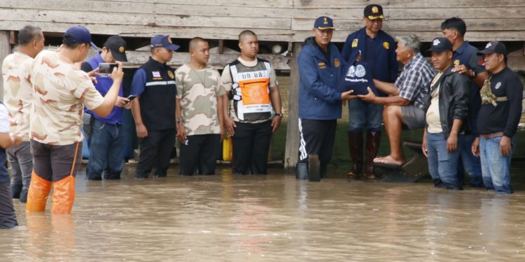 กาญจนบุรี – อำเภอบ่อพลอยอ่วมเจอสภาพอากาศแปรวนทำฝนตกหนักน้ำป่าไหลท่วม 2 ตำบล 6 หมู่บ้าน