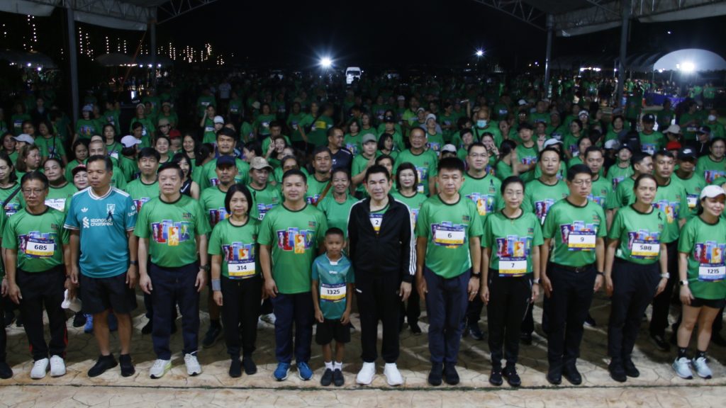 กาญจนบุรี - ผวจ. นำชาวจังหวัดกาญจนบุรี จำนวนกว่า 3,000 คน ร่วม เดิน วิ่ง ป้องกันอัมพาต ครั้งที่ 11 เฉลิมพระเกียรติ แสดงพลังชวนออกกำลังกายป้องกันอัมพาต “ออกกำลังกายเป็นนิสัย ห่างไกลสโตรก” 13 Talknews Online