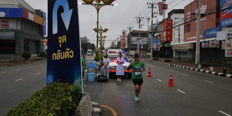 กาญจนบุรี – ผวจ. นำชาวจังหวัดกาญจนบุรี จำนวนกว่า 3,000 คน ร่วม เดิน วิ่ง ป้องกันอัมพาต ครั้งที่ 11 เฉลิมพระเกียรติ แสดงพลังชวนออกกำลังกายป้องกันอัมพาต “ออกกำลังกายเป็นนิสัย ห่างไกลสโตรก”
