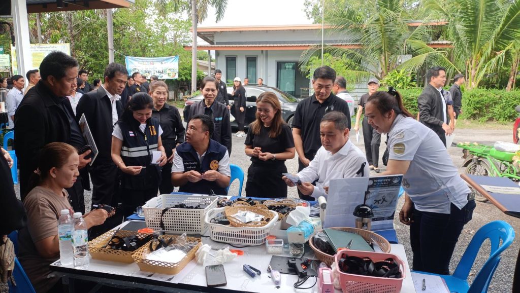 ผู้ว่าฯ เอกวิทย์ ชวนหน่วยงานในจังหวัด ลงพื้นที่อำเภอหนองเสือ รับฟังความคิดเห็น พร้อมเยี่ยมชมเกษตรแปลงใหญ่ สวนกล้วยหอมทองปทุม สินค้า GI ของจังหวัดปทุมธานี 14 Talknews Online