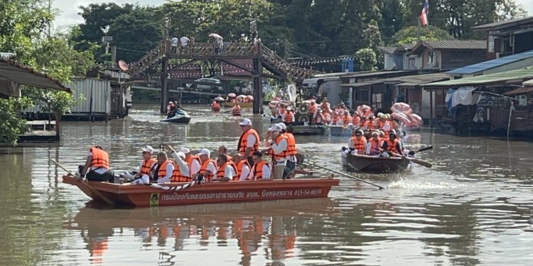 ปทุมธานี สืบสานประเพณีทอดกฐินทางน้ำหนึ่งเดียวในลำลูกกา