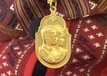 กาฬสินธุ์เปิดเหรียญทองคำ 3 ทหารเสือ “พระพันปีหลวง”เปิดเหรียญทองคำ 3 ทหารเสือ รางวัลแห่งฝันอันสูงสุด ที่ “พระพันปีหลวง” ได้พระราชทานให้สตรีทอผ้าพื้นเมืองที่มีความสามารถในการคิดค้นลายผ้าใหม่ๆ ทั้งผ้าไหม ผ้าฝ้าย ผ้าลายย้อมคราม ที่ได้รับความนิยมในการสวมใส่จึงถึงปัจจุบัน ณ พระตำหนักภูพานราชนิเวศน์