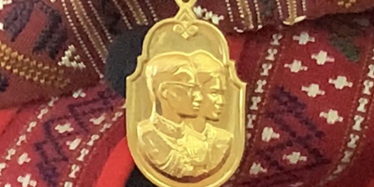 กาฬสินธุ์เปิดเหรียญทองคำ 3 ทหารเสือ “พระพันปีหลวง”เปิดเหรียญทองคำ 3 ทหารเสือ รางวัลแห่งฝันอันสูงสุด ที่ “พระพันปีหลวง” ได้พระราชทานให้สตรีทอผ้าพื้นเมืองที่มีความสามารถในการคิดค้นลายผ้าใหม่ๆ ทั้งผ้าไหม ผ้าฝ้าย ผ้าลายย้อมคราม ที่ได้รับความนิยมในการสวมใส่จึงถึงปัจจุบัน ณ พระตำหนักภูพานราชนิเวศน์