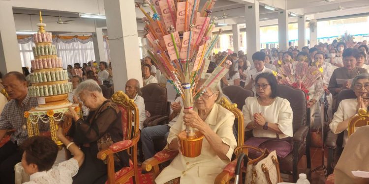 พุทธศาสนิกชน ชาวจังหวัดมหาสารคาม ร่วมในพิธีทอดมหากฐินสามัคคีปอดเหล้า 12 พุทธศาสนิกชน ชาวจังหวัดมหาสารคาม ร่วมในพิธีทอดมหากฐินสามัคคีปอดเหล้า