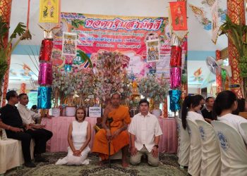 กาญจนบุรี – ทอดกฐินสามัคคี วัดโพธิ์เลี้ยว ศรัทธาประชาชนนับพันร่วมสร้างกุฎิสงฆ์ถวายหลวงพ่อกริ่ง จินดากูล สมทบทุนสร้างกุฎิสงฆ์ ได้ยอดเงินทำบุญรวม 790,000 บาท บรรยากาศเปี่ยมไปด้วยพลังศรัทธา