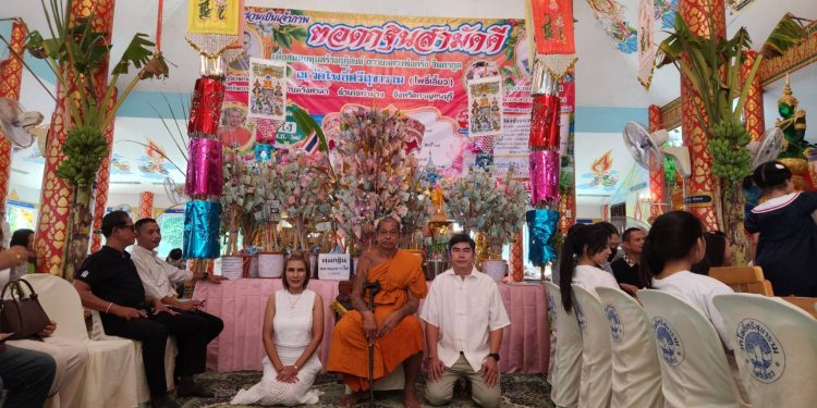 กาญจนบุรี - ทอดกฐินสามัคคี วัดโพธิ์เลี้ยว ศรัทธาประชาชนนับพันร่วมสร้างกุฎิสงฆ์ถวายหลวงพ่อกริ่ง จินดากูล สมทบทุนสร้างกุฎิสงฆ์ ได้ยอดเงินทำบุญรวม 790,000 บาท บรรยากาศเปี่ยมไปด้วยพลังศรัทธา 12 กาญจนบุรี – ทอดกฐินสามัคคี วัดโพธิ์เลี้ยว ศรัทธาประชาชนนับพันร่วมสร้างกุฎิสงฆ์ถวายหลวงพ่อกริ่ง จินดากูล สมทบทุนสร้างกุฎิสงฆ์ ได้ยอดเงินทำบุญรวม 790,000 บาท บรรยากาศเปี่ยมไปด้วยพลังศรัทธา