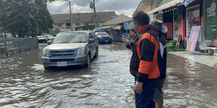 ปทุมธานี ชาวบ้านเดือดร้อนเจอฤิทธิ์ฝนถล่มหนักติดต่อกัน 2 วันส่งผลให้หมู่บ้านจัดสรร 50 โครงการท่วมขังหนักรอการระบาย