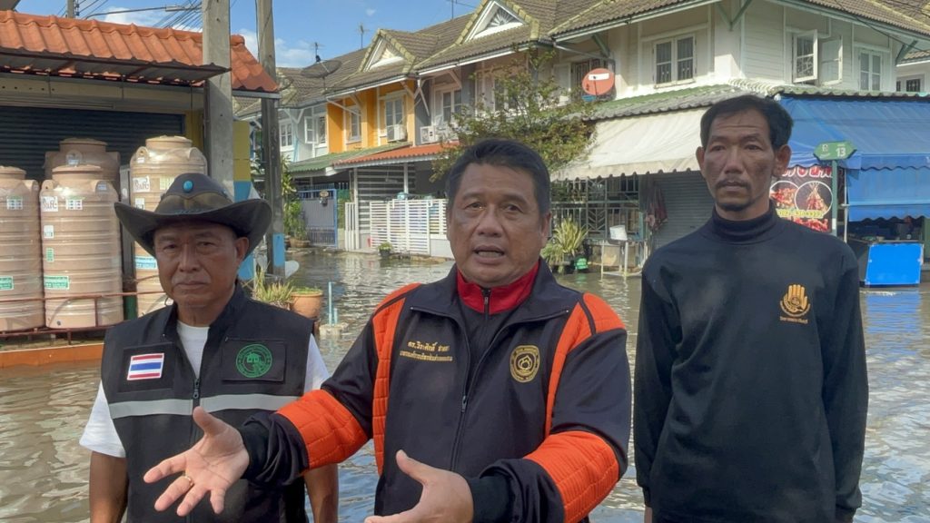 ปทุมธานี ชาวบ้านเดือดร้อนเจอฤิทธิ์ฝนถล่มหนักติดต่อกัน 2 วันส่งผลให้หมู่บ้านจัดสรร 50 โครงการท่วมขังหนักรอการระบาย 13 Talknews Online