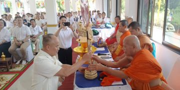 “บิ๊กจวบ” นำกฐินญาติธรรมภูธรภาค 5 ภูธรจังหวัด สื่อถวายวัดฮอมบุญ ปัจจัยกว่า 3.9 แสนบาท สร้างวิหาร “กัลยาณมิตรห่อบุญมีโชค” ที่ดอยสะเก็ด