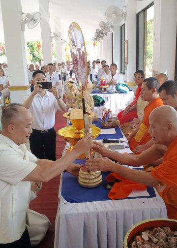 “บิ๊กจวบ” นำกฐินญาติธรรมภูธรภาค 5 ภูธรจังหวัด สื่อถวายวัดฮอมบุญ ปัจจัยกว่า 3.9 แสนบาท สร้างวิหาร “กัลยาณมิตรห่อบุญมีโชค” ที่ดอยสะเก็ด