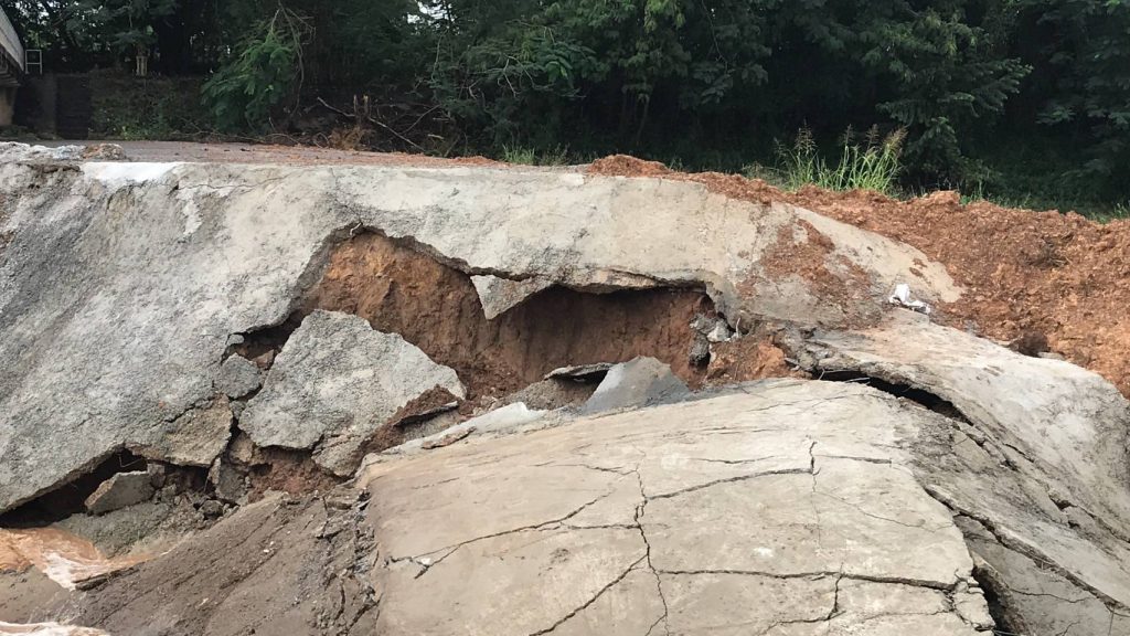 ชัยภูมิน้ำป่าจากเขาพังเหยซัดฝายที่พึ่งซ่อมด้วยงบ2ล้านแตกซ้ำเป็นรอบที่3ของปี 13 Talknews Online