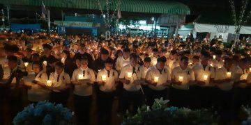 ปทุมธานี แข่งเรือพายพื้นบ้าน คึกคักเยาวชนร่วมสืบสานประเพณี พร้อมพิธีจุดเทียนชัยถวาย ไว้อาลัย พระพันปีหลวง