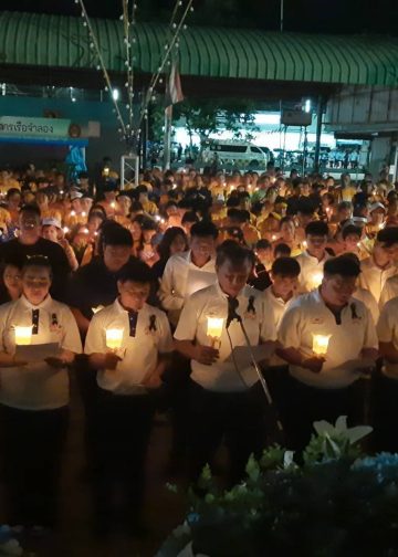 ปทุมธานี แข่งเรือพายพื้นบ้าน คึกคักเยาวชนร่วมสืบสานประเพณี พร้อมพิธีจุดเทียนชัยถวาย ไว้อาลัย พระพันปีหลวง