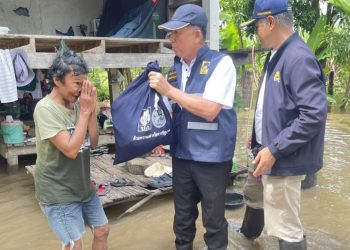 กาญจนบุรี – มท. 3 ลงพื้นที่เยี่ยมเยือนประชาชน พร้อมนำสิ่งของมอบแก่ผู้ประสบภัยคณะ มท. 3 ได้ลงพื้นที่พร้อมศูนย์ปฏิบัติการป้องกันและบรรเทาสาธารณะภัยอำเภอบ่อพลอย