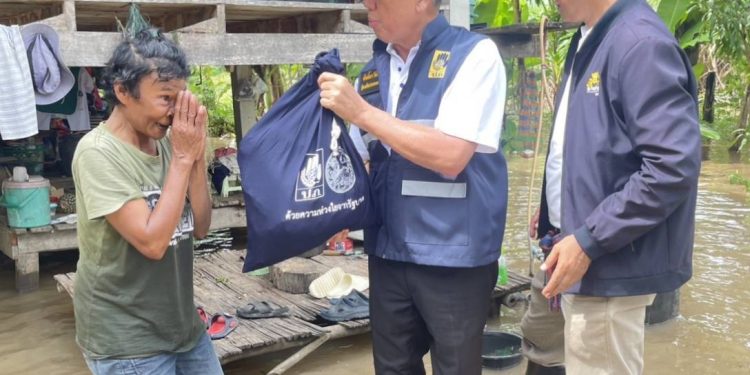 กาญจนบุรี – มท. 3 ลงพื้นที่เยี่ยมเยือนประชาชน พร้อมนำสิ่งของมอบแก่ผู้ประสบภัยคณะ มท. 3 ได้ลงพื้นที่พร้อมศูนย์ปฏิบัติการป้องกันและบรรเทาสาธารณะภัยอำเภอบ่อพลอย