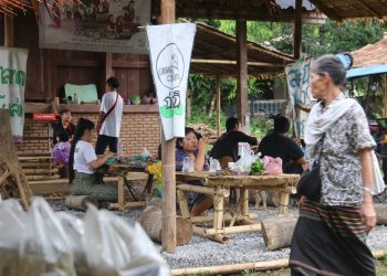 กาญจนบุรี – มาเรียนรู้วิถีชีวิตของชาวกะเหรี่ยง “โผล่งสะนี่พุ่งเพี่ย” เป็นชื่อตลาดเช้าที่บ้านสะเนพ่อง ตั้งอยู่ในพื้นที่บ้านสะเนพ่อง หมู่ที่ 1 ตำบลไล่โว่ อำเภอสังขละบุรี จังหวัดกาญจนบุรี “โผล่งสะนี่พุ่งเพี่ย” ตลาดที่จัดสร้างโดยคนในชุมชน เพื่อคนในชุมชน