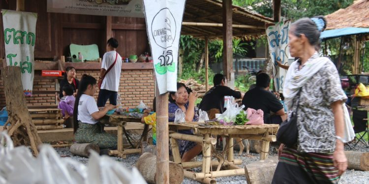 กาญจนบุรี – มาเรียนรู้วิถีชีวิตของชาวกะเหรี่ยง “โผล่งสะนี่พุ่งเพี่ย” เป็นชื่อตลาดเช้าที่บ้านสะเนพ่อง ตั้งอยู่ในพื้นที่บ้านสะเนพ่อง หมู่ที่ 1 ตำบลไล่โว่ อำเภอสังขละบุรี จังหวัดกาญจนบุรี “โผล่งสะนี่พุ่งเพี่ย” ตลาดที่จัดสร้างโดยคนในชุมชน เพื่อคนในชุมชน