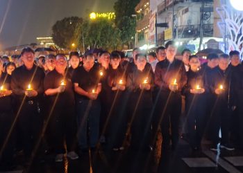 “อัศนี” นำทีมเจดีย์ขาว เปิดซุ้มไฟ “ทิพยรัศมีเวียงพิงค์” รับยี่เป็ง จุดผางประทีปถวายความอาลัย ยืนสงบนิ่ง 93 วินาที ให้ชมยาวถึงมีนาคม ปีหน้า