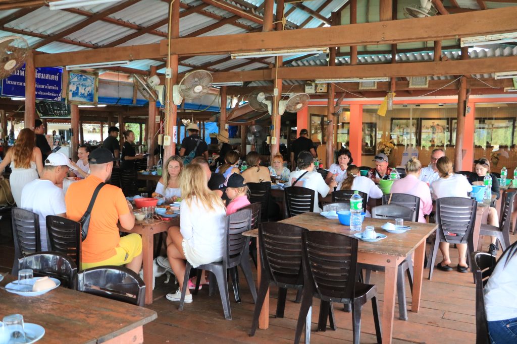 พังงา – ชาวบ้านสำนึกในพระมหากรุณาธิคุณ อยู่ดีกินดีได้เพราะสมเด็จพระพันปีหลวง เสด็จเยี่ยมหมู่บ้านบางพัฒน์ในปี 2544 13 Talknews Online