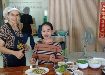 ร้านศรีวัยข้าวมันไก่ อุตรดิตถ์จัดเมนูอัตลักษณ์พื้นถิ่นลับแล ลอดช่องเค็ม ให้บริการนักท่องเที่ยวและชาวจังหวัดอุตรดิตถ์