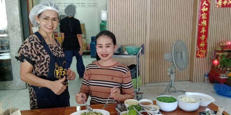 ร้านศรีวัยข้าวมันไก่ อุตรดิตถ์จัดเมนูอัตลักษณ์พื้นถิ่นลับแล ลอดช่องเค็ม ให้บริการนักท่องเที่ยวและชาวจังหวัดอุตรดิตถ์ 12 ร้านศรีวัยข้าวมันไก่ อุตรดิตถ์จัดเมนูอัตลักษณ์พื้นถิ่นลับแล ลอดช่องเค็ม ให้บริการนักท่องเที่ยวและชาวจังหวัดอุตรดิตถ์