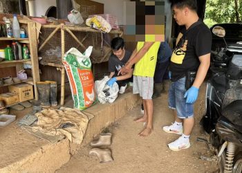 นาน้อยเดือด ลูกซองสั้นลั่นกลางบ้าน มือปืนโมโหถูกทวงหนี้ ยิงสาหัส 2 ต่อหน้าญาติ