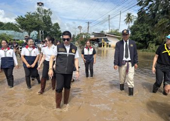 กาญจนบุรี – คัลแมกี (Kalmaegi) เป็นพายุโซนร้อนส่งผล ยังอ่วมในหลายอำเภอ เจอฝนหนักต่อเนื่อง!! น้ำไหลท่วม โรงพยาบาลท่ากระดาน อำเภอศรีสวัสดิ์ ต้องย้ายผู้ป่วยบางส่วนมาที่ โรงพยาบาลพหลฯ ขณะที่ มท.3 พร้อมผู้ว่าฯกาญจน์ ลงพื้นที่เยี่ยม ประชาชนอำเภอหนองปรือ หลังระดับน้ำล้นสปริงเวย์ อ่างเก็บน้ำลำตะเพิน