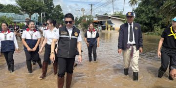 กาญจนบุรี – คัลแมกี (Kalmaegi) เป็นพายุโซนร้อนส่งผล ยังอ่วมในหลายอำเภอ เจอฝนหนักต่อเนื่อง!! น้ำไหลท่วม โรงพยาบาลท่ากระดาน อำเภอศรีสวัสดิ์ ต้องย้ายผู้ป่วยบางส่วนมาที่ โรงพยาบาลพหลฯ ขณะที่ มท.3 พร้อมผู้ว่าฯกาญจน์ ลงพื้นที่เยี่ยม ประชาชนอำเภอหนองปรือ หลังระดับน้ำล้นสปริงเวย์ อ่างเก็บน้ำลำตะเพิน