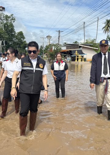 กาญจนบุรี – คัลแมกี (Kalmaegi) เป็นพายุโซนร้อนส่งผล ยังอ่วมในหลายอำเภอ เจอฝนหนักต่อเนื่อง!! น้ำไหลท่วม โรงพยาบาลท่ากระดาน อำเภอศรีสวัสดิ์ ต้องย้ายผู้ป่วยบางส่วนมาที่ โรงพยาบาลพหลฯ ขณะที่ มท.3 พร้อมผู้ว่าฯกาญจน์ ลงพื้นที่เยี่ยม ประชาชนอำเภอหนองปรือ หลังระดับน้ำล้นสปริงเวย์ อ่างเก็บน้ำลำตะเพิน