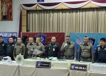 ตำรวจภูธรภาค 1 ร่วมกับป.ป.ส. และฝ่ายข่าวกรองกองทัพบก ร่วมกันแถลงข่าวจับกุมยาเสพติด จับนักขนยาเสพติดตะวันออก ยึดคีตามีน 300 กิโลกรัม