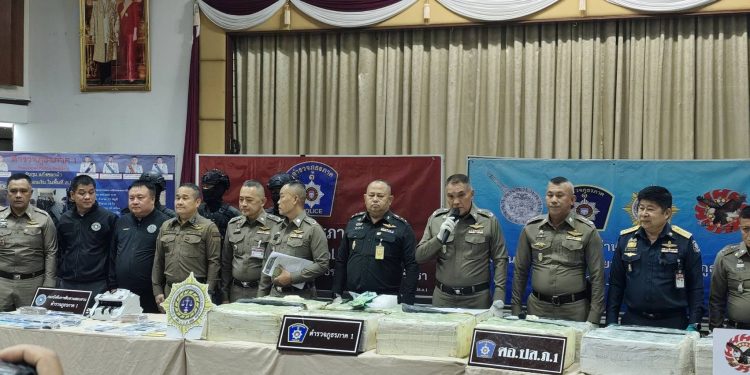 ตำรวจภูธรภาค 1 ร่วมกับป.ป.ส. และฝ่ายข่าวกรองกองทัพบก ร่วมกันแถลงข่าวจับกุมยาเสพติด จับนักขนยาเสพติดตะวันออก ยึดคีตามีน 300 กิโลกรัม