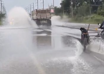 ชัยภูมิฝนตกหนักเกิดน้ำไหลบ่าท่วมถนนสายหลัก205ผู้ใช้รถผ่านจุดดังกล่าวโปรดระวังด้วย