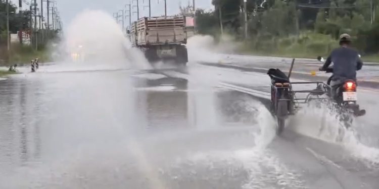 ชัยภูมิฝนตกหนักเกิดน้ำไหลบ่าท่วมถนนสายหลัก205ผู้ใช้รถผ่านจุดดังกล่าวโปรดระวังด้วย