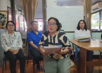 น่าน – ครูและครูบำนาญกว่า 300 ราย วอนรัฐเร่งแก้ปัญหาหนี้สิน ชีวิตล้ม-ป่วยเครียด-อัมพาต ซ้ำต้องกู้กินรายเดือน”ชอล์กขาวเคยเปื้อนมือ วันนี้กระดาษใบกู้เปื้อนน้ำตา”