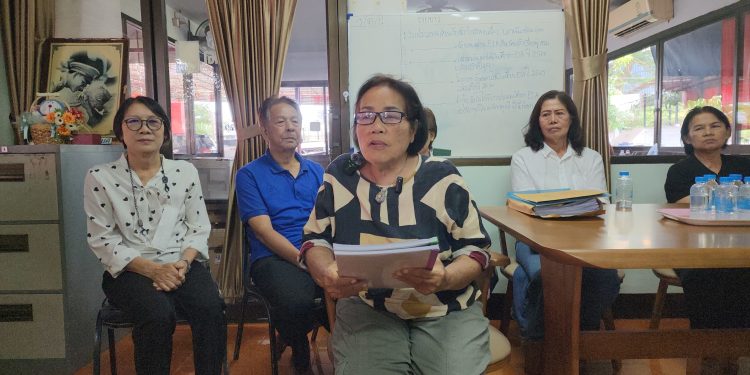 น่าน – ครูและครูบำนาญกว่า 300 ราย วอนรัฐเร่งแก้ปัญหาหนี้สิน ชีวิตล้ม-ป่วยเครียด-อัมพาต ซ้ำต้องกู้กินรายเดือน”ชอล์กขาวเคยเปื้อนมือ วันนี้กระดาษใบกู้เปื้อนน้ำตา”