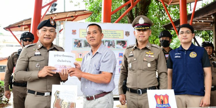 ตำรวจเชียงราย จับ “อั๋งยี่ ม้าถอนเงิน” รวบผู้ต้องหา 5 ราย ยึดเงินสดเกือบ 400,000 บาท บัญชีธนาคาร 2 เล่ม รถยนต์ 1 คัน สามารถอายัดบัญชีคืนเงินเหยื่อทัน กว่า 120,500 บาท