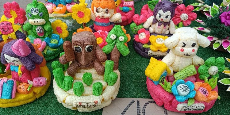 ปราจีนบุรี ก่อนวันลอยลอยกระทงชาวบ้านทำกระทงคึกคัก