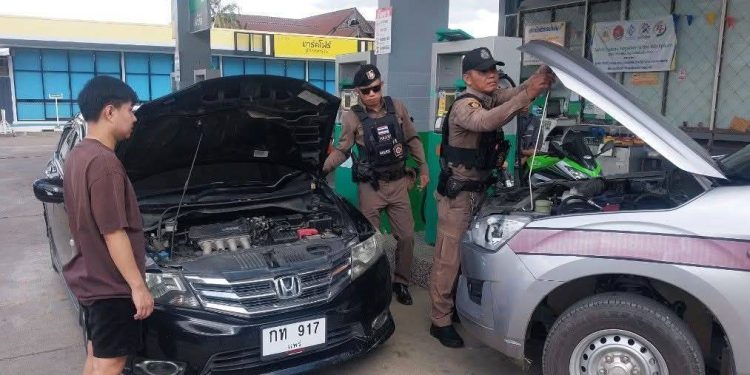 น้ำใจงาม ! ตร.สภ.พระธาตุช่อแฮ ช่วยเหลือประชาชน รถสตาร์ทไม่ติด